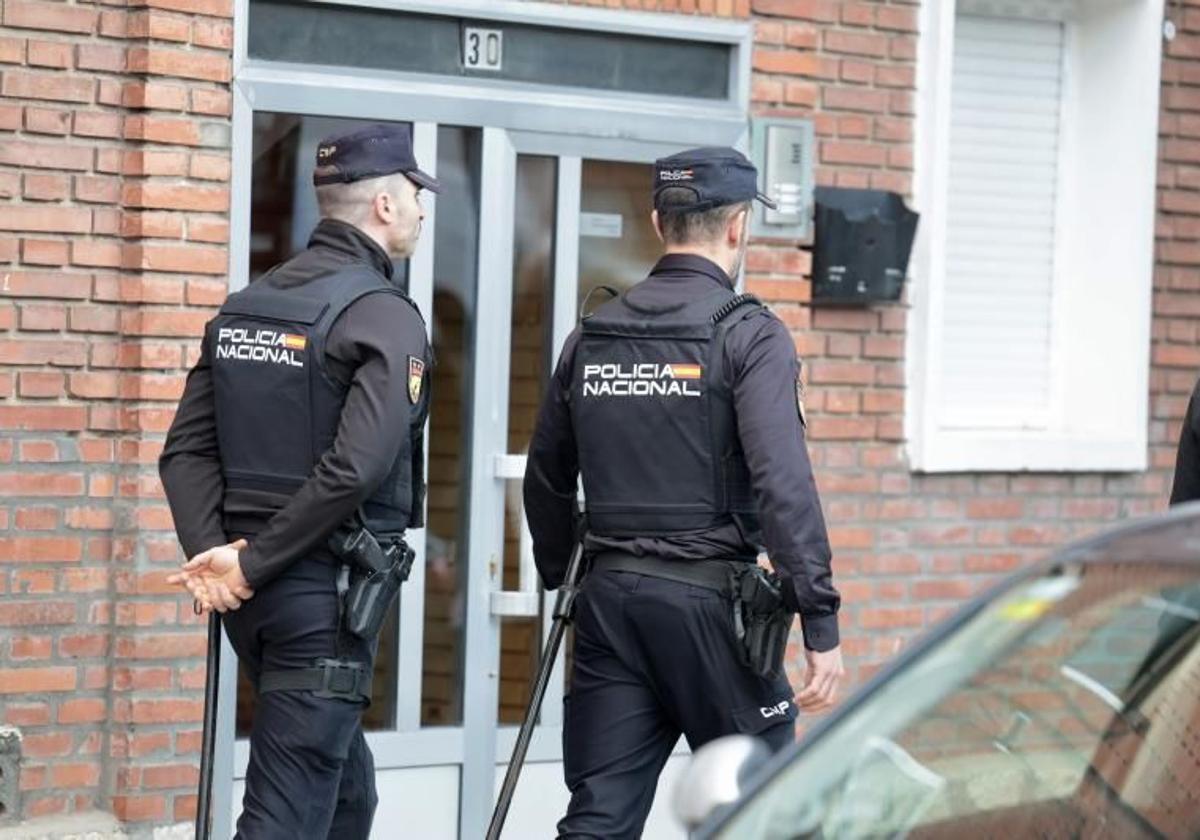 Tres detenidos en Dénia tras descubrirse una plantación de marihuana en la casa que habían okupado