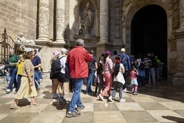 Turistas durante el mes de abril entrando a la catedral de Valencia.