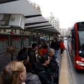 Un autobús de la EMT en la calle Xàtiva.