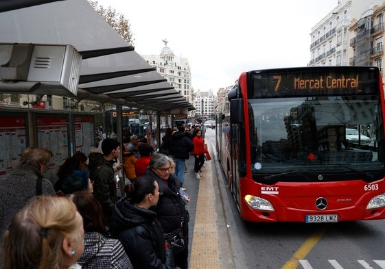 Un autobús de la EMT en la calle Xàtiva.