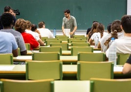 Alumnos poco antes de empezar el examen de Lengua Castellana y Literatura.
