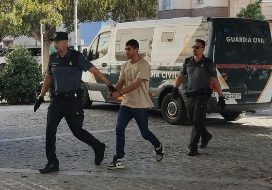 Acepta once años de prisión por matar al septuagenario con el que convivía y enterrarlo en una jardinera