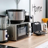 Electrodomésticos en la mesa de la cocina.