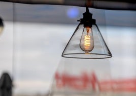 Lámpara con bombilla led en un bar