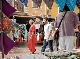 Yolanda Díaz y Vicent Marzà pasean por el mercado de Benimaclet.