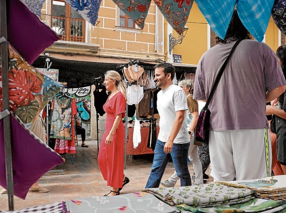 Yolanda Díaz y Vicent Marzà pasean por el mercado de Benimaclet.