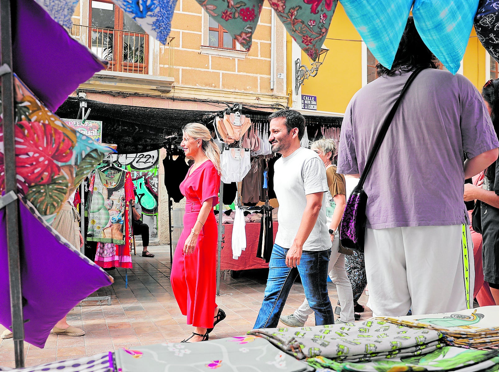 Yolanda Díaz y Vicent Marzà pasean por el mercado de Benimaclet.