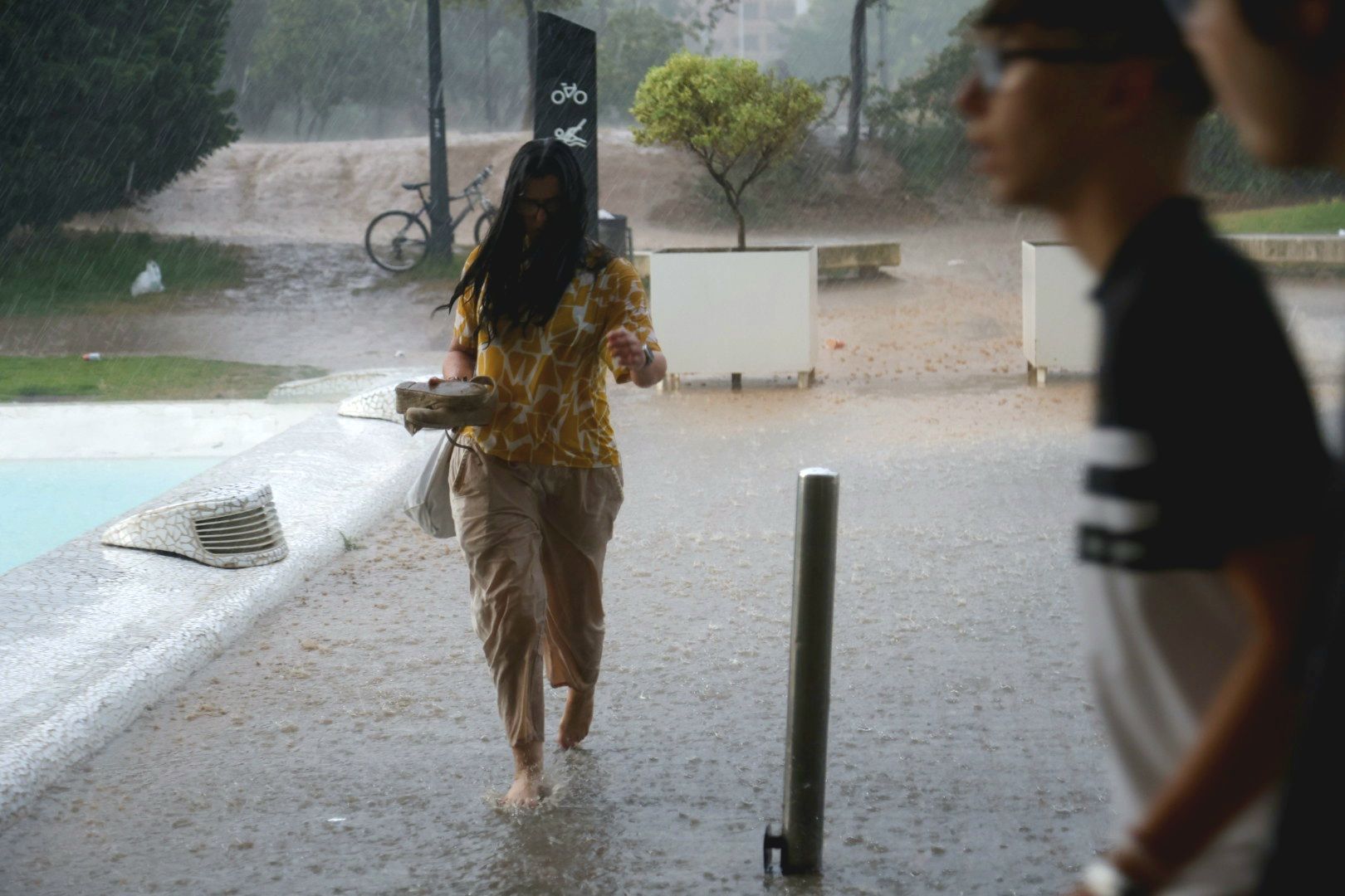 FOTOS | La lluvia obliga a suspender el concierto de Myke Towers en Valencia