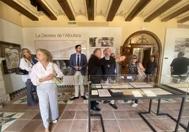 Visita del concejal de Devesa-Albufera, José Gosálbez y del diputado Pepe Muñoz, junto al arquitecto Tito Llopis, al interior de la Casa Forestal.