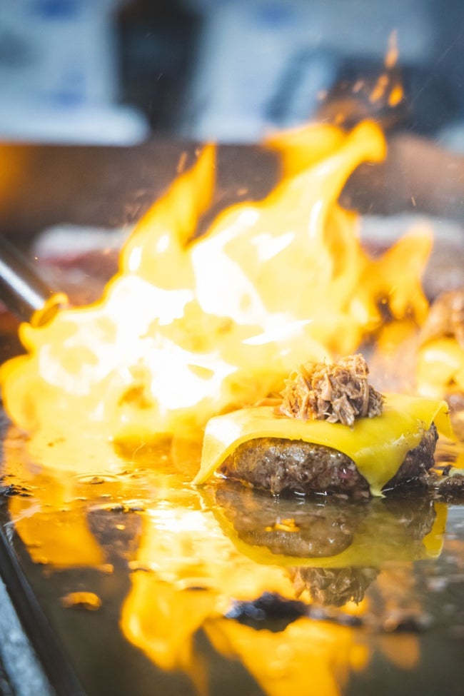 Cocinado de hamburguesas en plancha.