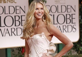 La modelo Elle Macpherson posa en la alfombra roja de los Golden Globe Awards.