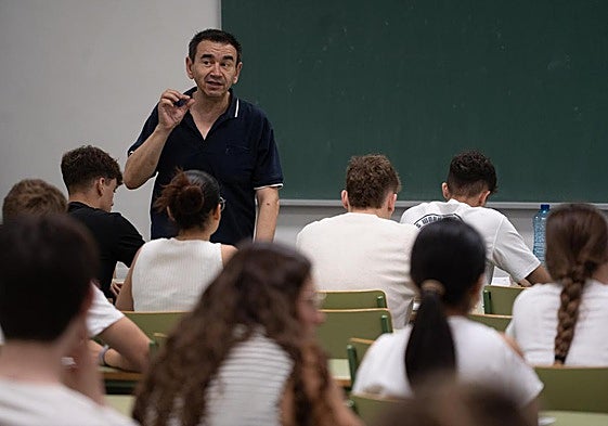Un profesor durante el primer examen de la primera jornada de selectividad 2025 en Valencia.