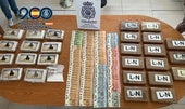 Parte del dinero y la droga requisados.