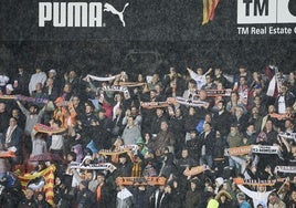 Aficionados del Valencia, en Mestalla.