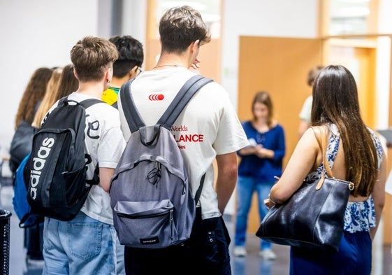 Estudiantes a punto de entrar en el aula, antes de la primera prueba.