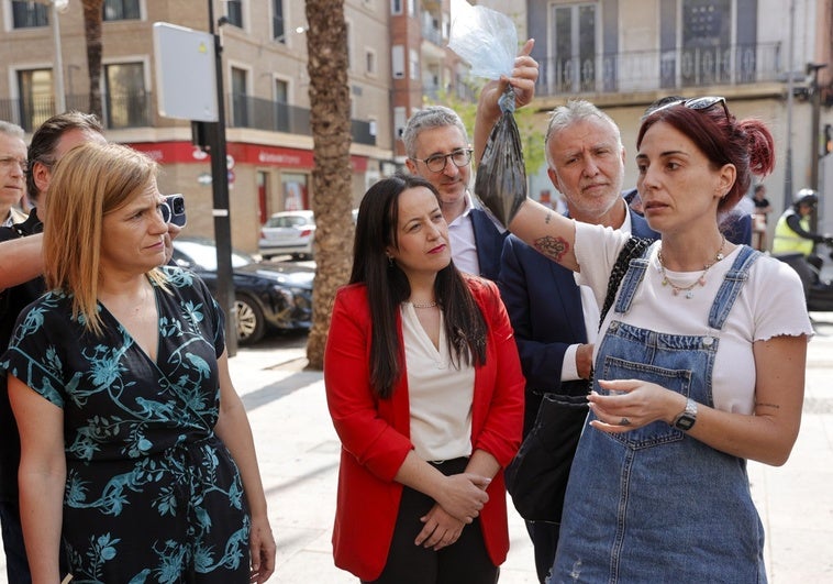 Vecinos de Catarroja increpan al gobierno por el mal funcionamiento de su alcantarillado.