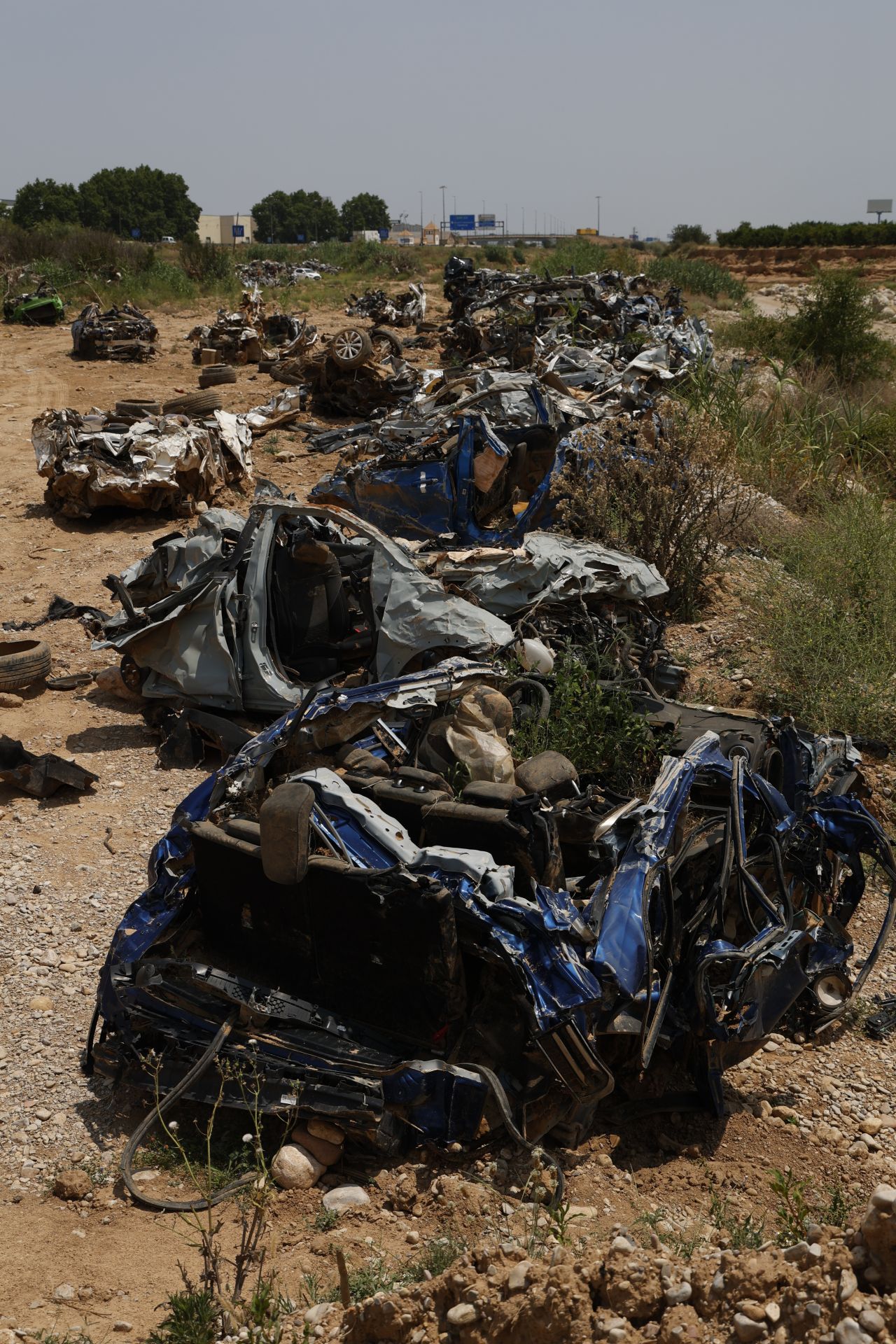 Vertedero de coches y basuras arrastrados por la Dana en el barranco del Poyo