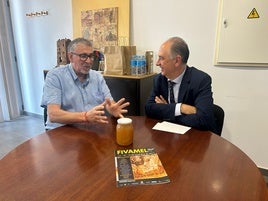 El alcalde de Montroi, Manuel Blanco, en una reunión con el conseller Juan Carlos Valderrama.