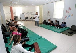 Una matrona junto a varias pacientes embarazadas.