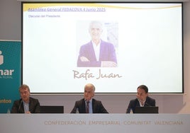 Rafael Juan, en el centro, durante la asamblea.