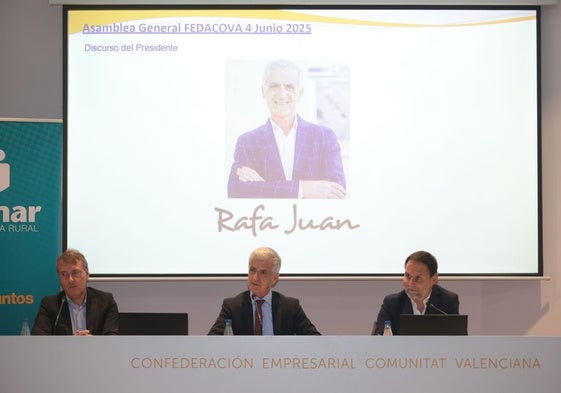 Rafael Juan, en el centro, durante la asamblea.