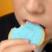 Niño muerde una galleta