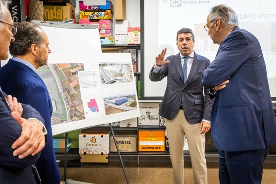 Un momento de la visita de Mazón a la empresa.