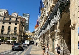 Alicante se prepara para las hogueras.