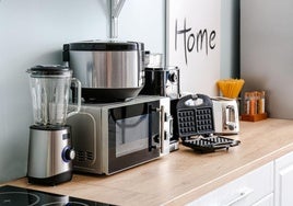Varios electrodomésticos en la encimera de una cocina.