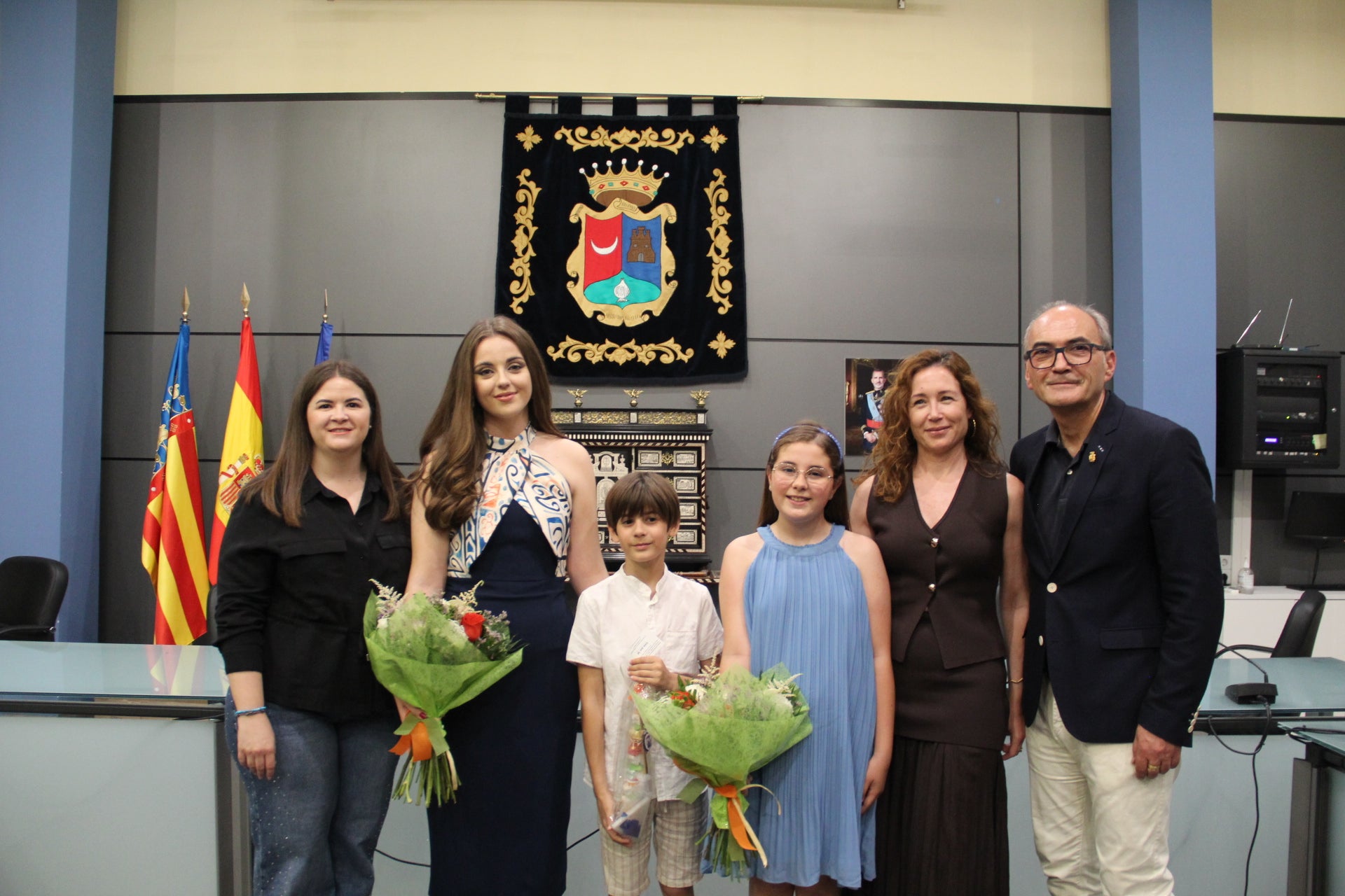 El alcalde, la concejala, la presidenta de la JLF y los nuevos cargos.