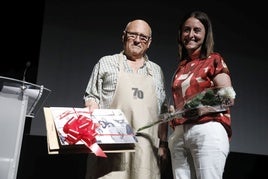 Juansa recibió un reconocimiento especial de manos de la edil María José García.