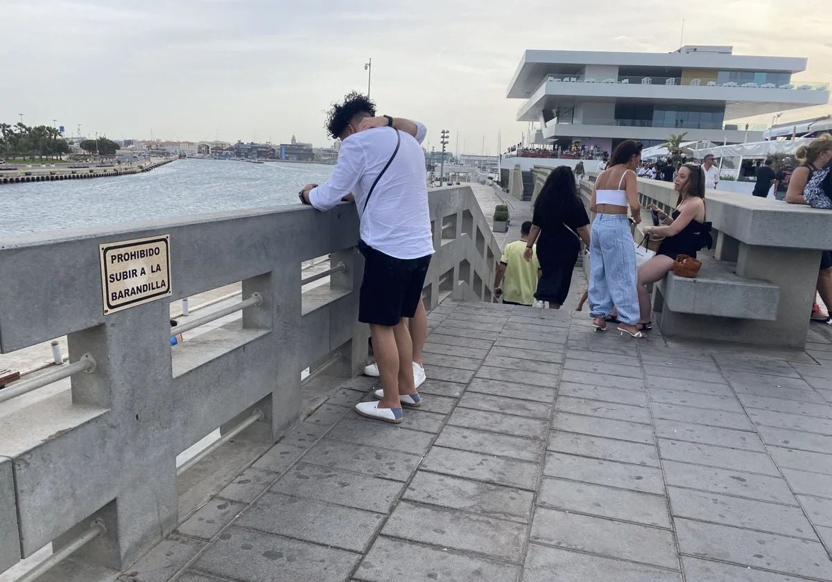 Carteles informativos que advierten de que no se permite sentarse en el muro, en la Marina.