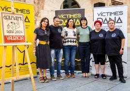 Los miembros de la asociación ante el Palau.