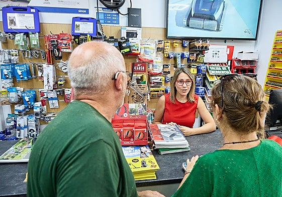 Verónica Albiach, tras el mostrador de su establecimiento.