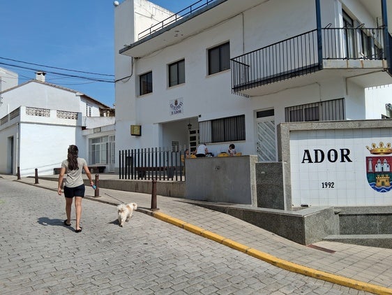 Una de las pocas calles con más movimiento de vecinos en Ador.
