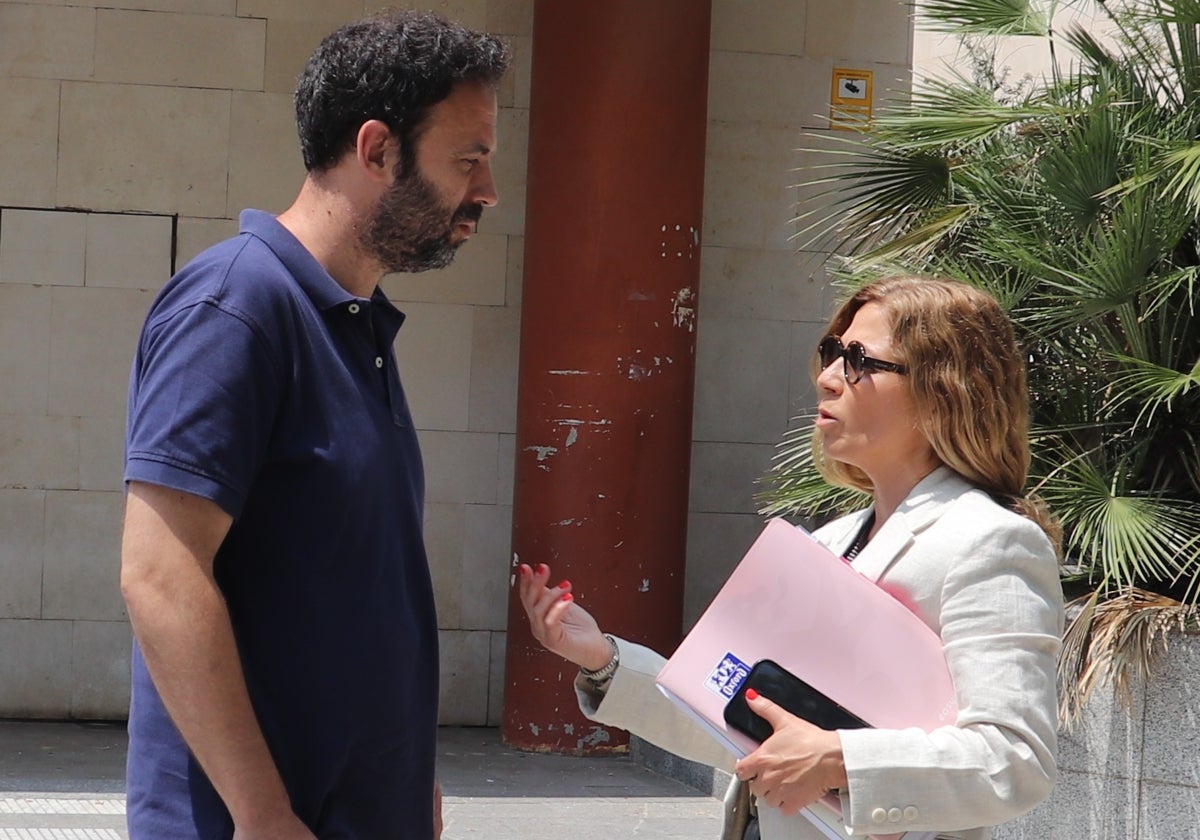 La víctima habla con su abogada, a las puertas de la Ciudad de la Justicia.