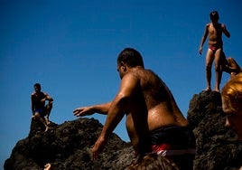 Bañistas en la playa artificial de Garrachico, en Tenerife.