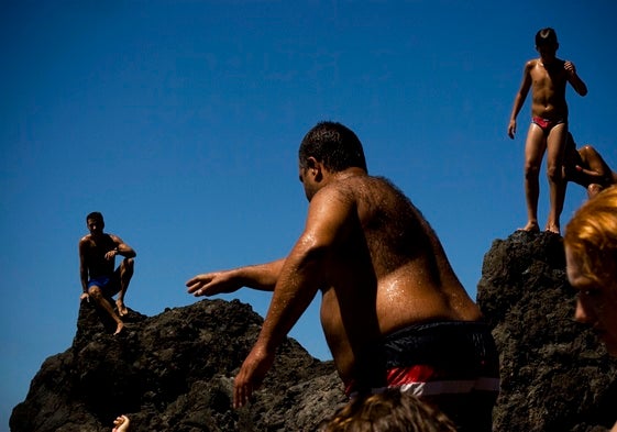 Bañistas en la playa artificial de Garrachico, en Tenerife.