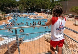 Una socorrista en una piscina, imagen de archivo.