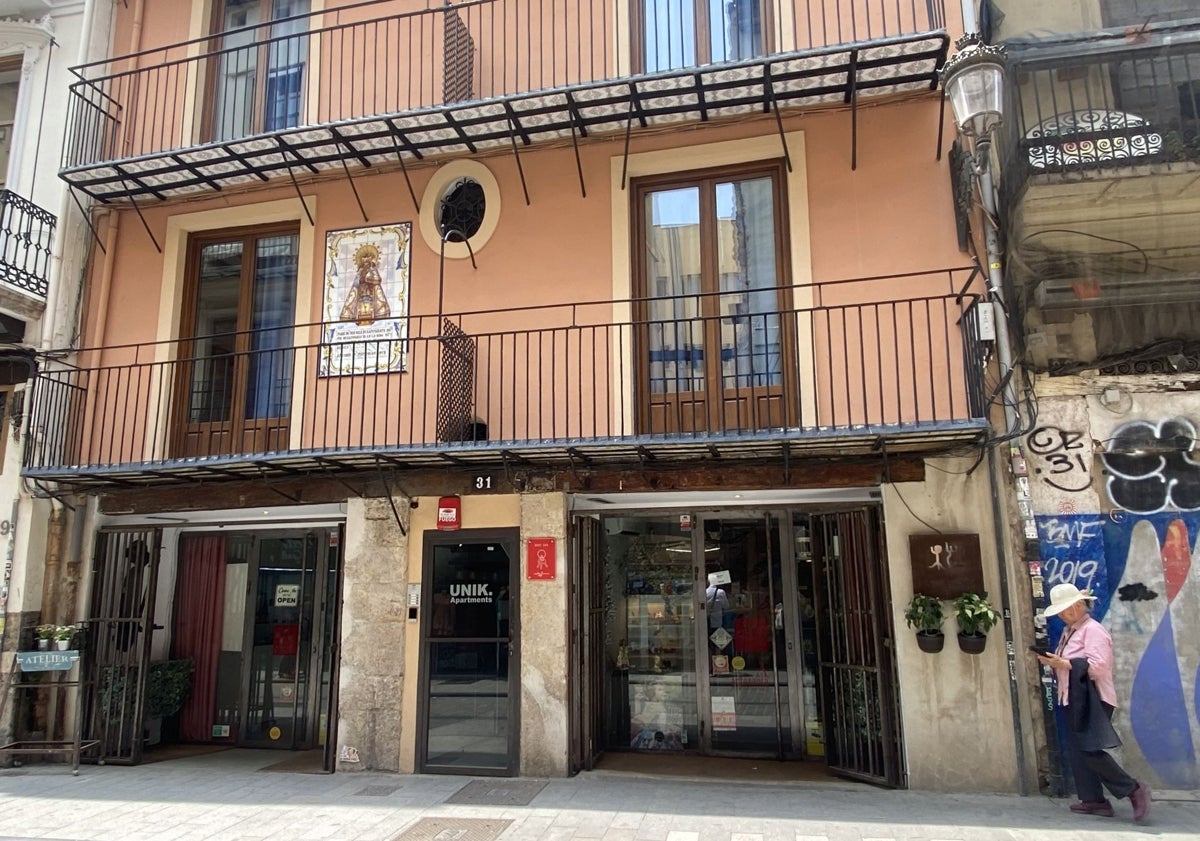 Imagen principal - Fachada de la calle Bolsería, con apartamentos turísticos y Vicente Balaguer, que ha trabajado muchos años en la calle Avellanas.