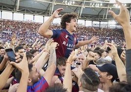 Carlos Álvarez, en la celebración del liderato en el Ciutat de Valencia.