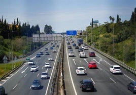 Línea azul en las carreteras.