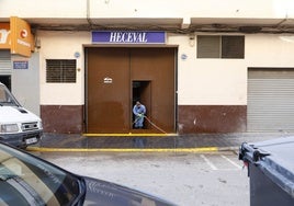 Un vecino limpia su portal en La Torre.