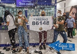 Ganadores de un premio de lotería. Imagen de archivo.