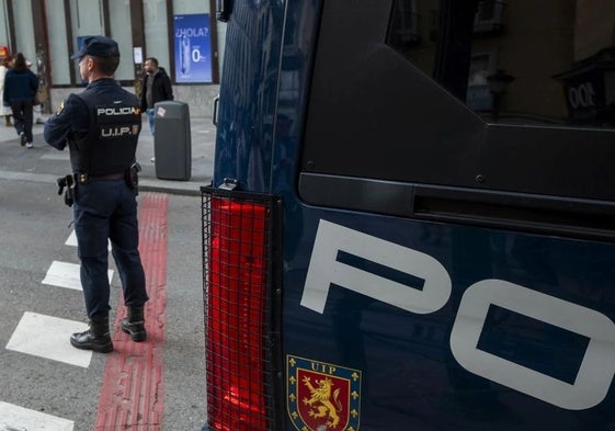 Un agente de la Policía Nacional