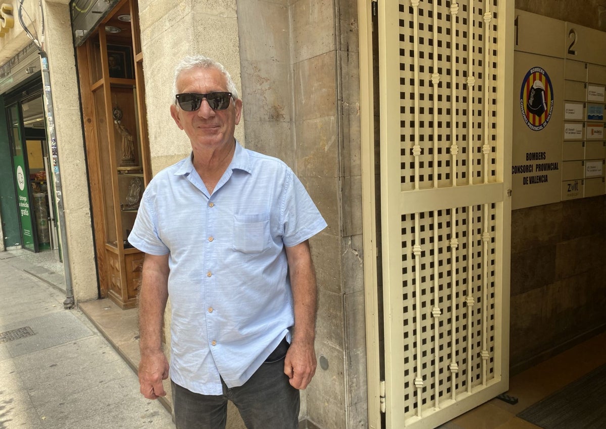Imagen secundaria 1 - Fachada de la calle Bolsería, con apartamentos turísticos y Vicente Balaguer, que ha trabajado muchos años en la calle Avellanas.