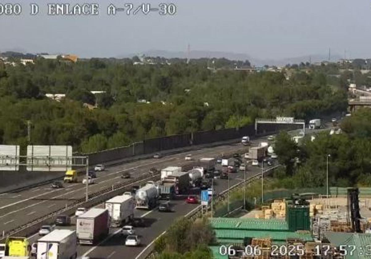 Atasco en la A7 esta tarde de viernes.