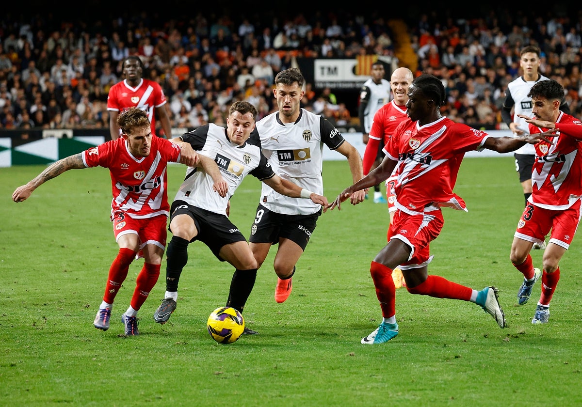 El Elche, a la caza de un jugador del Valencia