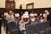 Los trabajadores de Fertiberia, durante la celebración del pleno en el Ayuntamiento de Sagunto.