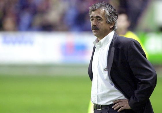 Manolo Preciado dirigiendo un partido del Levante en Segunda División.